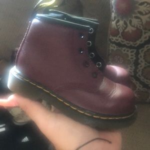 Does come with laces ... light scuff in the front